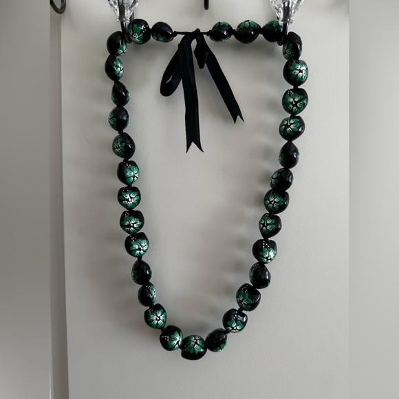 Green Hibiscus Kukui Nut Lei Necklace NWOT - Picture 1 of 6